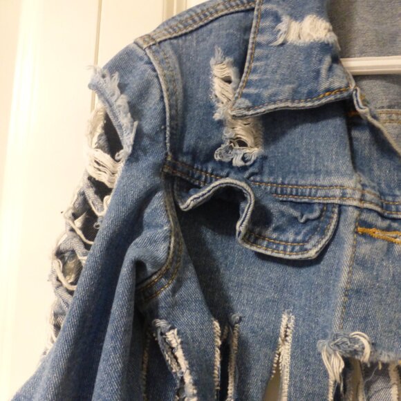 SHEIN super distressed and frayed cropped denim jacket - Picture 6 of 9